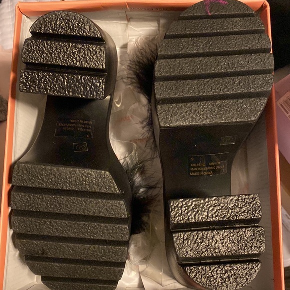 Black fuzzy platform sandal heels - Picture 3 of 5